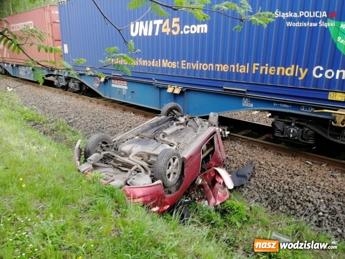 Zdjęcie w galerii na portalu naszwodzislaw.com: Ford wjechał pod pociąg. Kierowca zlekceważył sygnalizator! [FOTO i WIDEO] wiadomości z regionu