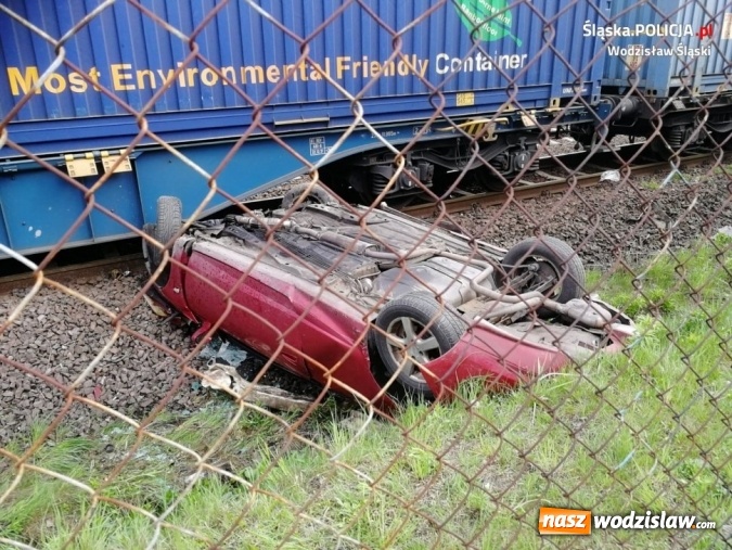 Zdjęcie w galerii na portalu naszwodzislaw.com: Ford wjechał pod pociąg. Kierowca zlekceważył sygnalizator! [FOTO i WIDEO] wiadomości z regionu
