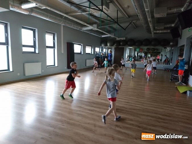 Zdjęcie w galerii na portalu naszwodzislaw.com: Dzieci z Przedszkola im. Misia Uszatka na Biegu Konstytucji 3 maja wiadomości z regionu