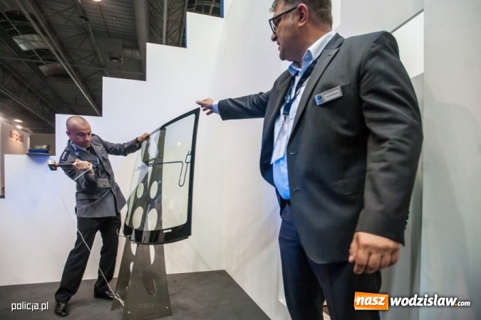 Zdjęcie w galerii na portalu naszwodzislaw.com: Jak wam się podoba nowe oznaczenie radiowozów i umundurowanie policji [FOTO] wiadomości z regionu