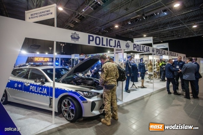 Zdjęcie w galerii na portalu naszwodzislaw.com: Jak wam się podoba nowe oznaczenie radiowozów i umundurowanie policji [FOTO] wiadomości z regionu