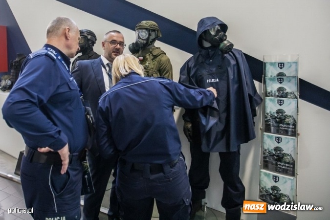 Zdjęcie w galerii na portalu naszwodzislaw.com: Jak wam się podoba nowe oznaczenie radiowozów i umundurowanie policji [FOTO] wiadomości z regionu