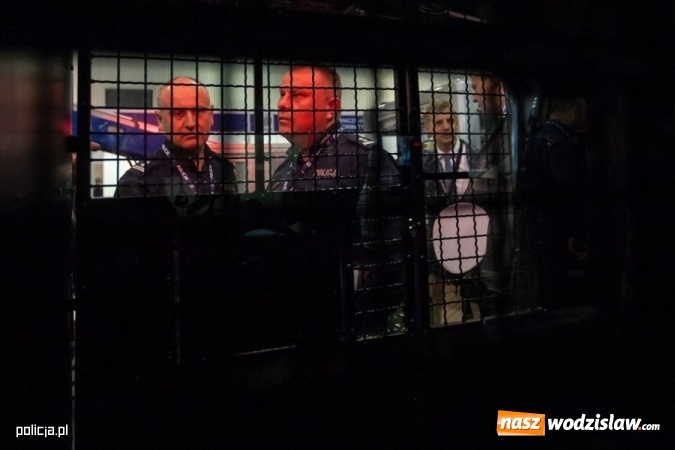 Zdjęcie w galerii na portalu naszwodzislaw.com: Jak wam się podoba nowe oznaczenie radiowozów i umundurowanie policji [FOTO] wiadomości z regionu