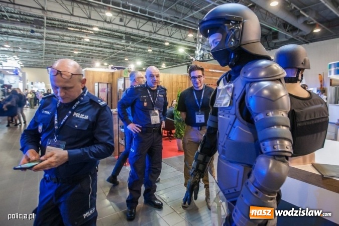 Zdjęcie w galerii na portalu naszwodzislaw.com: Jak wam się podoba nowe oznaczenie radiowozów i umundurowanie policji [FOTO] wiadomości z regionu