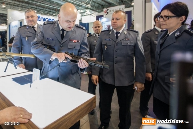 Zdjęcie w galerii na portalu naszwodzislaw.com: Jak wam się podoba nowe oznaczenie radiowozów i umundurowanie policji [FOTO] wiadomości z regionu