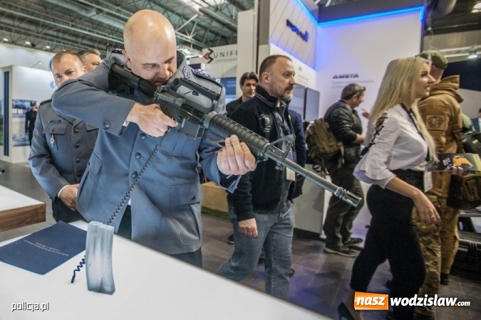 Zdjęcie w galerii na portalu naszwodzislaw.com: Jak wam się podoba nowe oznaczenie radiowozów i umundurowanie policji [FOTO] wiadomości z regionu