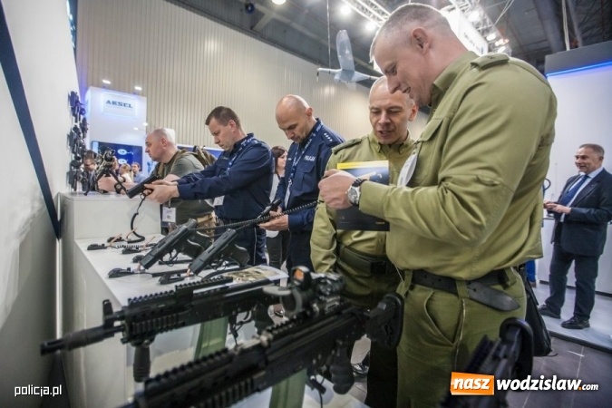 Zdjęcie w galerii na portalu naszwodzislaw.com: Jak wam się podoba nowe oznaczenie radiowozów i umundurowanie policji [FOTO] wiadomości z regionu