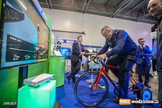 Zdjęcie w galerii na portalu naszwodzislaw.com: Jak wam się podoba nowe oznaczenie radiowozów i umundurowanie policji [FOTO] wiadomości z regionu