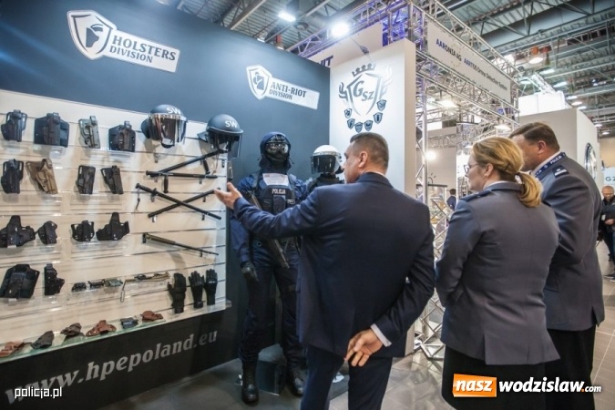 Zdjęcie w galerii na portalu naszwodzislaw.com: Jak wam się podoba nowe oznaczenie radiowozów i umundurowanie policji [FOTO] wiadomości z regionu