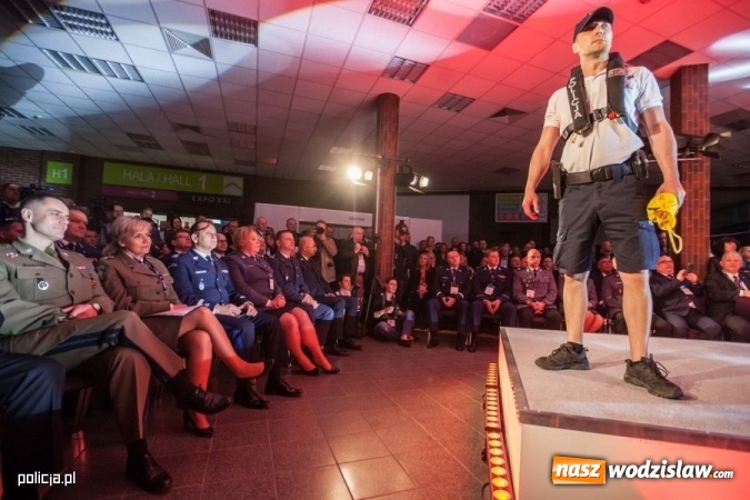 Zdjęcie w galerii na portalu naszwodzislaw.com: Jak wam się podoba nowe oznaczenie radiowozów i umundurowanie policji [FOTO] wiadomości z regionu