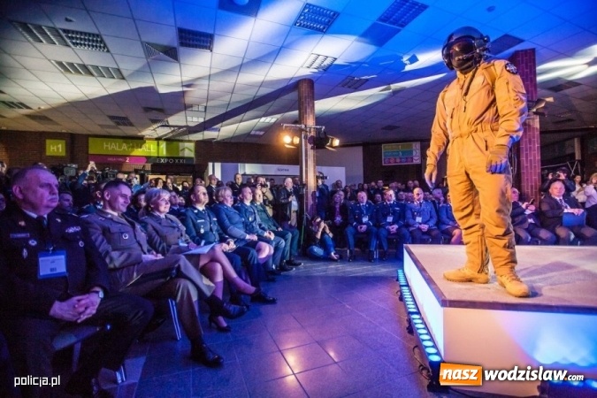 Zdjęcie w galerii na portalu naszwodzislaw.com: Jak wam się podoba nowe oznaczenie radiowozów i umundurowanie policji [FOTO] wiadomości z regionu