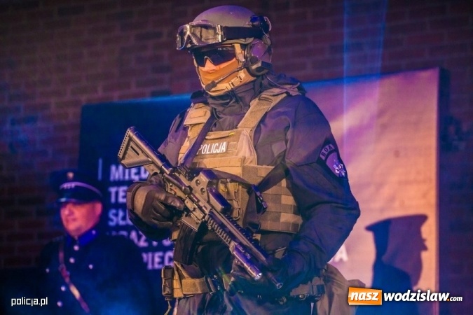 Zdjęcie w galerii na portalu naszwodzislaw.com: Jak wam się podoba nowe oznaczenie radiowozów i umundurowanie policji [FOTO] wiadomości z regionu
