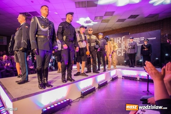 Zdjęcie w galerii na portalu naszwodzislaw.com: Jak wam się podoba nowe oznaczenie radiowozów i umundurowanie policji [FOTO] wiadomości z regionu