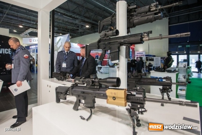 Zdjęcie w galerii na portalu naszwodzislaw.com: Jak wam się podoba nowe oznaczenie radiowozów i umundurowanie policji [FOTO] wiadomości z regionu