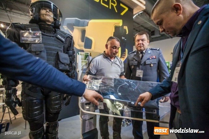 Zdjęcie w galerii na portalu naszwodzislaw.com: Jak wam się podoba nowe oznaczenie radiowozów i umundurowanie policji [FOTO] wiadomości z regionu