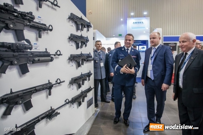 Zdjęcie w galerii na portalu naszwodzislaw.com: Jak wam się podoba nowe oznaczenie radiowozów i umundurowanie policji [FOTO] wiadomości z regionu