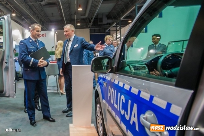 Zdjęcie w galerii na portalu naszwodzislaw.com: Jak wam się podoba nowe oznaczenie radiowozów i umundurowanie policji [FOTO] wiadomości z regionu