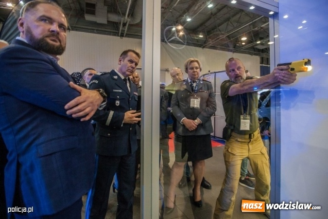 Zdjęcie w galerii na portalu naszwodzislaw.com: Jak wam się podoba nowe oznaczenie radiowozów i umundurowanie policji [FOTO] wiadomości z regionu