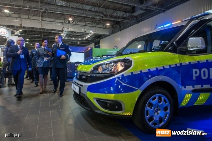 Zdjęcie w galerii na portalu naszwodzislaw.com: Jak wam się podoba nowe oznaczenie radiowozów i umundurowanie policji [FOTO] wiadomości z regionu