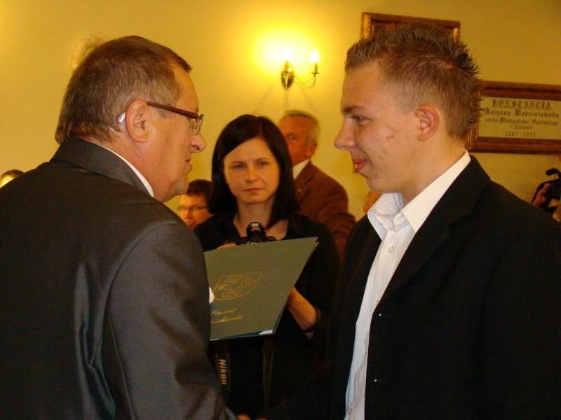 Zdjęcie w galerii na portalu naszwodzislaw.com: Anioł na szczęście od wicestarosty wiadomości z regionu