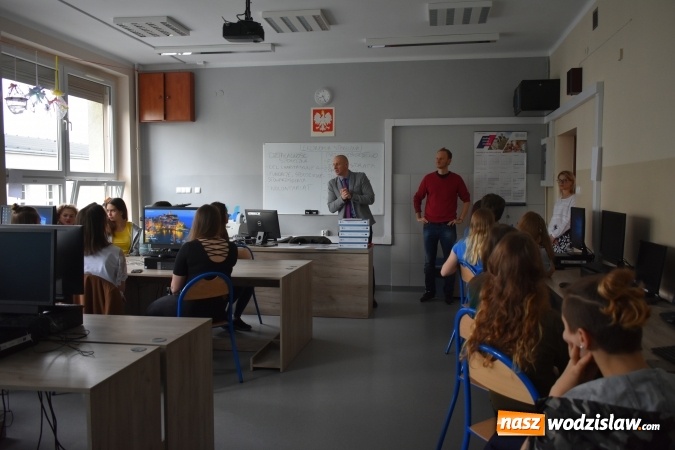 Zdjęcie w galerii na portalu naszwodzislaw.com: TIK-owa lekcja ekonomii w wodzisławskim ZSE wiadomości z regionu