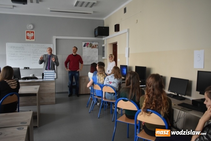 Zdjęcie w galerii na portalu naszwodzislaw.com: TIK-owa lekcja ekonomii w wodzisławskim ZSE wiadomości z regionu