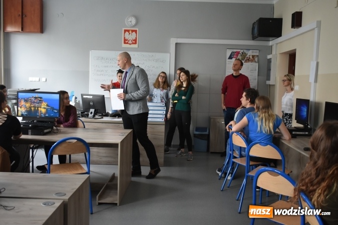 Zdjęcie w galerii na portalu naszwodzislaw.com: TIK-owa lekcja ekonomii w wodzisławskim ZSE wiadomości z regionu
