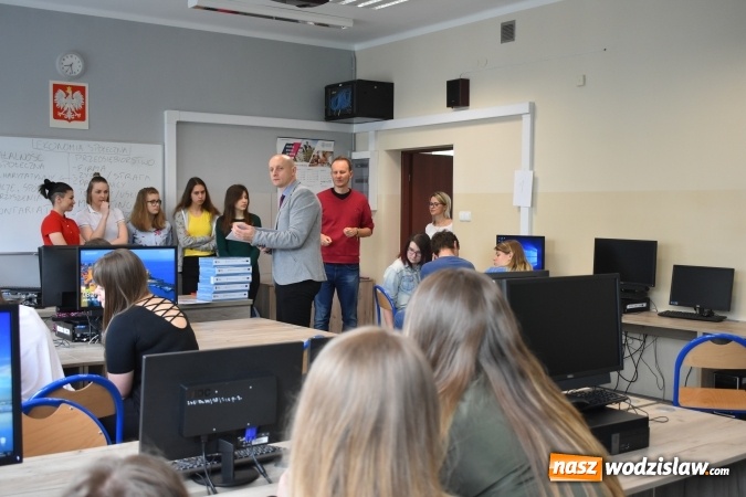 Zdjęcie w galerii na portalu naszwodzislaw.com: TIK-owa lekcja ekonomii w wodzisławskim ZSE wiadomości z regionu