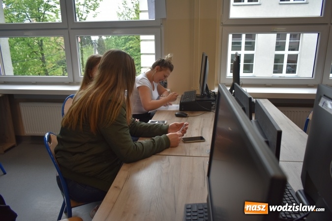 Zdjęcie w galerii na portalu naszwodzislaw.com: TIK-owa lekcja ekonomii w wodzisławskim ZSE wiadomości z regionu
