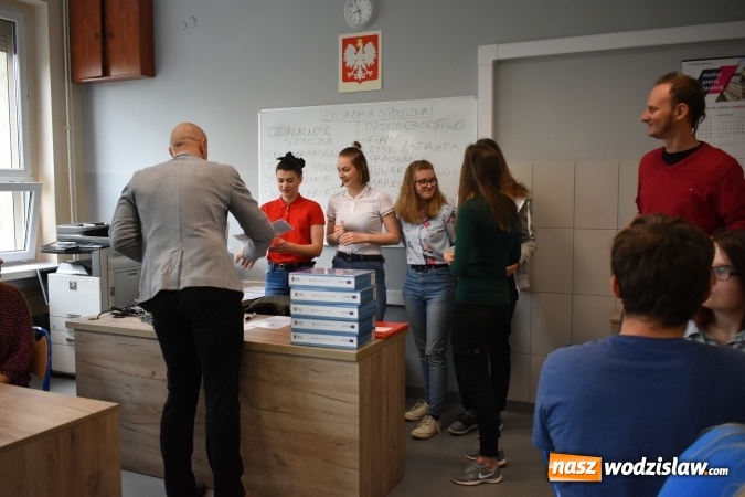 Zdjęcie w galerii na portalu naszwodzislaw.com: TIK-owa lekcja ekonomii w wodzisławskim ZSE wiadomości z regionu