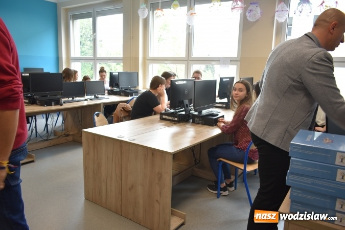 Zdjęcie w galerii na portalu naszwodzislaw.com: TIK-owa lekcja ekonomii w wodzisławskim ZSE wiadomości z regionu