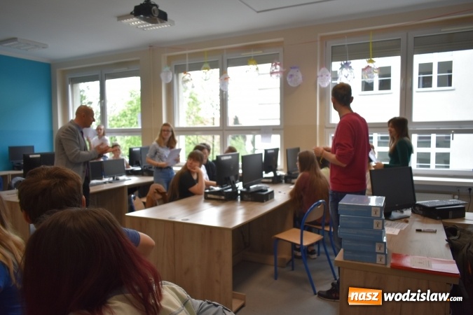 Zdjęcie w galerii na portalu naszwodzislaw.com: TIK-owa lekcja ekonomii w wodzisławskim ZSE wiadomości z regionu