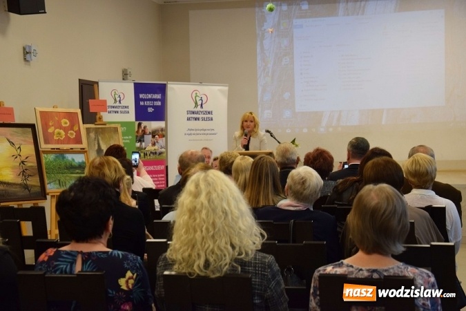 Zdjęcie w galerii na portalu naszwodzislaw.com: Twórczość łączy pokolenia. Seminarium w mszańskiej bibliotece wiadomości z regionu