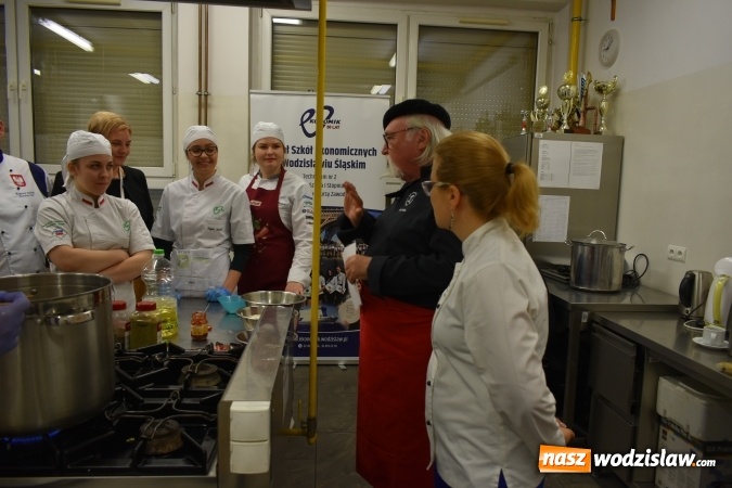 Zdjęcie w galerii na portalu naszwodzislaw.com: Wirtuoz sztuki kulinarnej Kurt Scheller uczył młodzież wodzisławskiego Ekonomika [FOTO] wiadomości z regionu