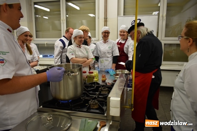 Zdjęcie w galerii na portalu naszwodzislaw.com: Wirtuoz sztuki kulinarnej Kurt Scheller uczył młodzież wodzisławskiego Ekonomika [FOTO] wiadomości z regionu