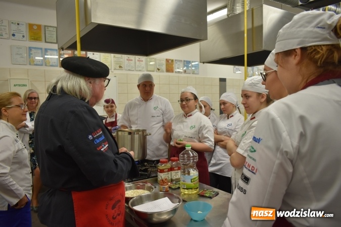 Zdjęcie w galerii na portalu naszwodzislaw.com: Wirtuoz sztuki kulinarnej Kurt Scheller uczył młodzież wodzisławskiego Ekonomika [FOTO] wiadomości z regionu
