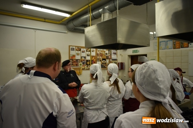 Zdjęcie w galerii na portalu naszwodzislaw.com: Wirtuoz sztuki kulinarnej Kurt Scheller uczył młodzież wodzisławskiego Ekonomika [FOTO] wiadomości z regionu