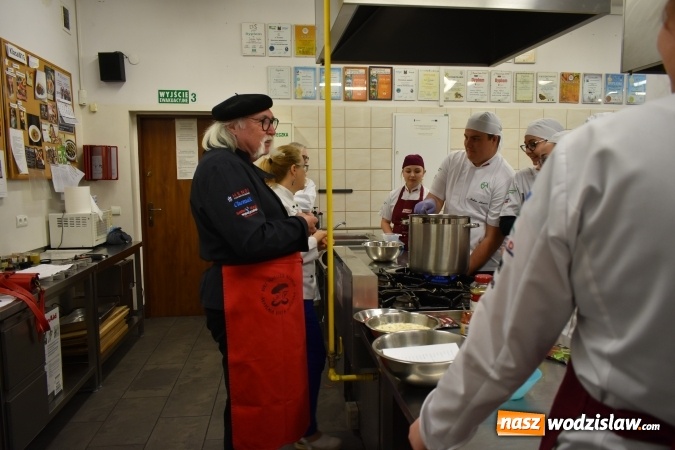 Zdjęcie w galerii na portalu naszwodzislaw.com: Wirtuoz sztuki kulinarnej Kurt Scheller uczył młodzież wodzisławskiego Ekonomika [FOTO] wiadomości z regionu