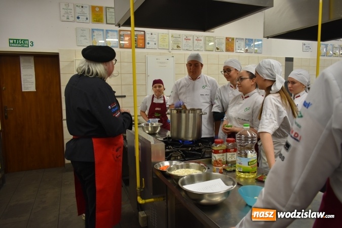 Zdjęcie w galerii na portalu naszwodzislaw.com: Wirtuoz sztuki kulinarnej Kurt Scheller uczył młodzież wodzisławskiego Ekonomika [FOTO] wiadomości z regionu