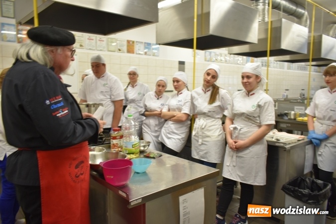 Zdjęcie w galerii na portalu naszwodzislaw.com: Wirtuoz sztuki kulinarnej Kurt Scheller uczył młodzież wodzisławskiego Ekonomika [FOTO] wiadomości z regionu