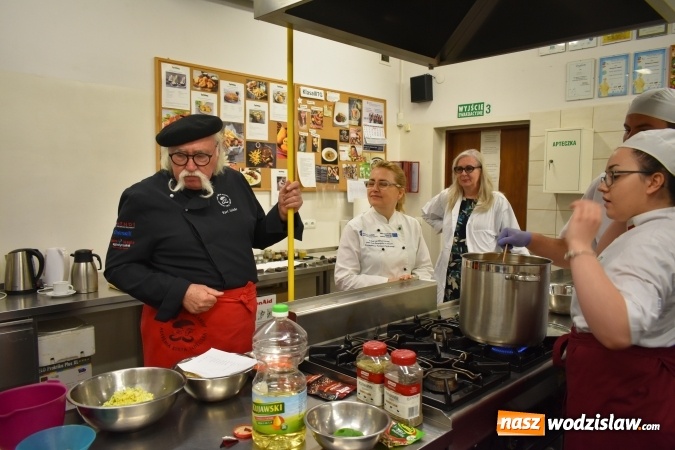 Zdjęcie w galerii na portalu naszwodzislaw.com: Wirtuoz sztuki kulinarnej Kurt Scheller uczył młodzież wodzisławskiego Ekonomika [FOTO] wiadomości z regionu