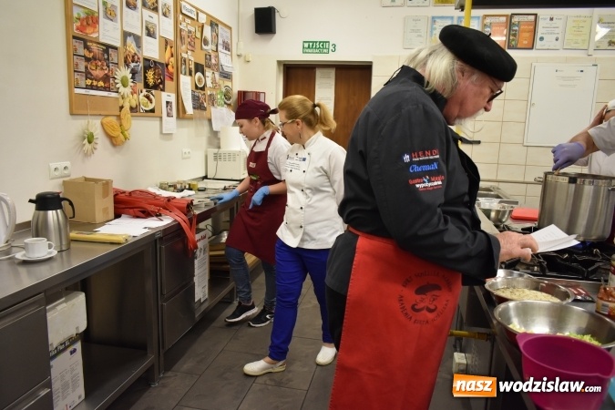 Zdjęcie w galerii na portalu naszwodzislaw.com: Wirtuoz sztuki kulinarnej Kurt Scheller uczył młodzież wodzisławskiego Ekonomika [FOTO] wiadomości z regionu
