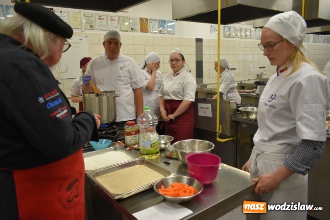 Zdjęcie w galerii na portalu naszwodzislaw.com: Wirtuoz sztuki kulinarnej Kurt Scheller uczył młodzież wodzisławskiego Ekonomika [FOTO] wiadomości z regionu