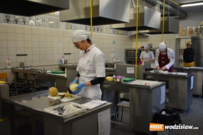 Zdjęcie w galerii na portalu naszwodzislaw.com: Wirtuoz sztuki kulinarnej Kurt Scheller uczył młodzież wodzisławskiego Ekonomika [FOTO] wiadomości z regionu