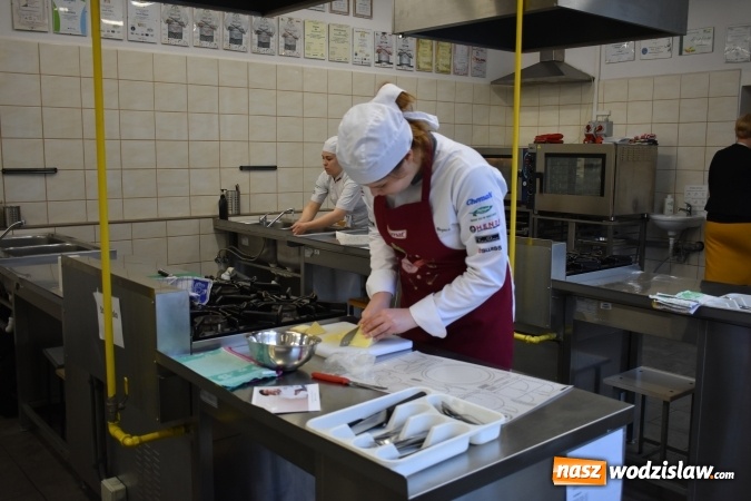 Zdjęcie w galerii na portalu naszwodzislaw.com: Wirtuoz sztuki kulinarnej Kurt Scheller uczył młodzież wodzisławskiego Ekonomika [FOTO] wiadomości z regionu