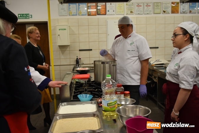Zdjęcie w galerii na portalu naszwodzislaw.com: Wirtuoz sztuki kulinarnej Kurt Scheller uczył młodzież wodzisławskiego Ekonomika [FOTO] wiadomości z regionu