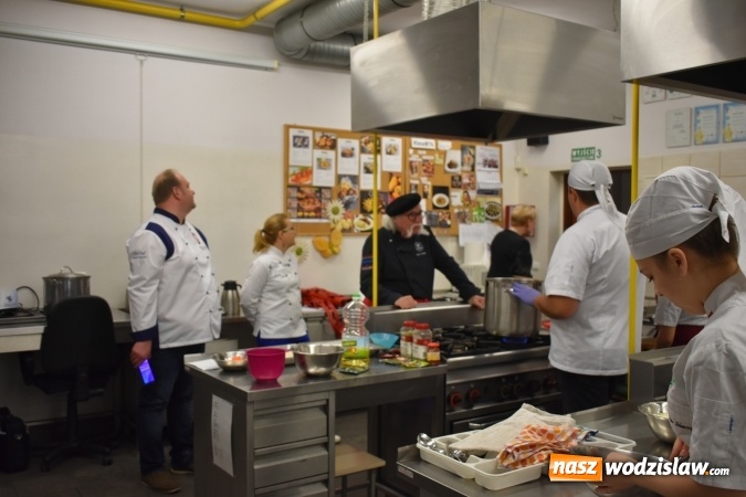 Zdjęcie w galerii na portalu naszwodzislaw.com: Wirtuoz sztuki kulinarnej Kurt Scheller uczył młodzież wodzisławskiego Ekonomika [FOTO] wiadomości z regionu