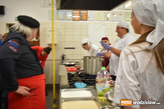 Zdjęcie w galerii na portalu naszwodzislaw.com: Wirtuoz sztuki kulinarnej Kurt Scheller uczył młodzież wodzisławskiego Ekonomika [FOTO] wiadomości z regionu