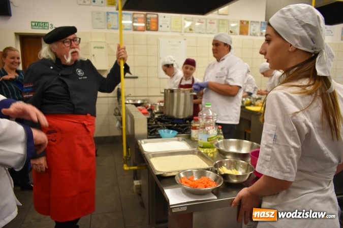 Zdjęcie w galerii na portalu naszwodzislaw.com: Wirtuoz sztuki kulinarnej Kurt Scheller uczył młodzież wodzisławskiego Ekonomika [FOTO] wiadomości z regionu