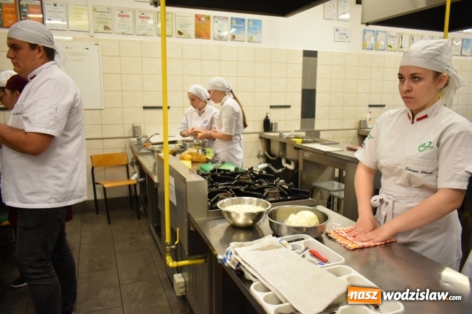 Zdjęcie w galerii na portalu naszwodzislaw.com: Wirtuoz sztuki kulinarnej Kurt Scheller uczył młodzież wodzisławskiego Ekonomika [FOTO] wiadomości z regionu